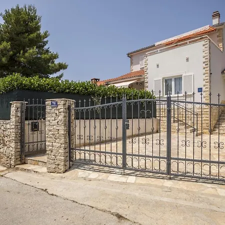 Family Friendly House With A Swimming Pool Maslinica, Solta - 16782 Grohote